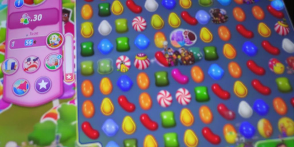 Candy Crush Saga level 100 gameplay.